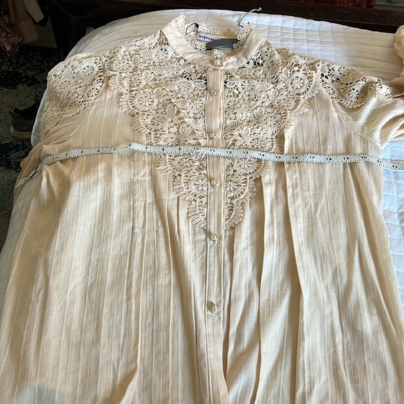 NWT Guyueqiqin  2XL cream, long sleeved lace blouse with pearl buttons - Picture 4 of 6
